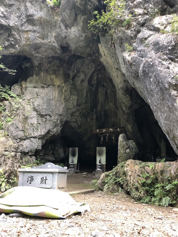 岩手県猊鼻渓毘沙門窟