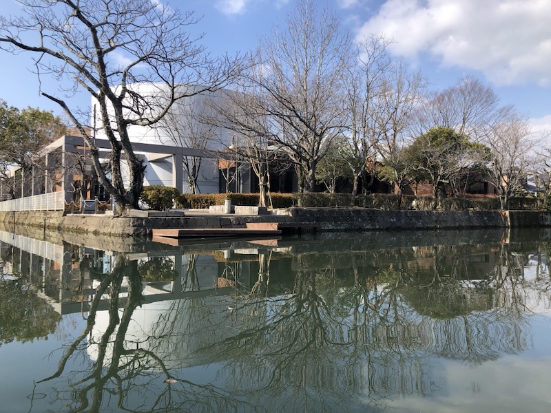 水面に映る建物画像