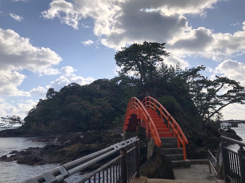 矢島・経島朱色の太鼓橋