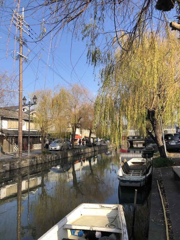 柳と船と川の画像