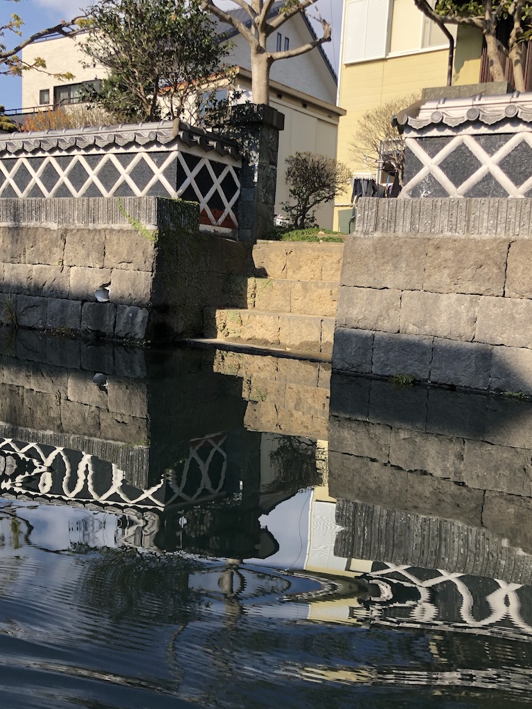 掘割に続く階段の画像