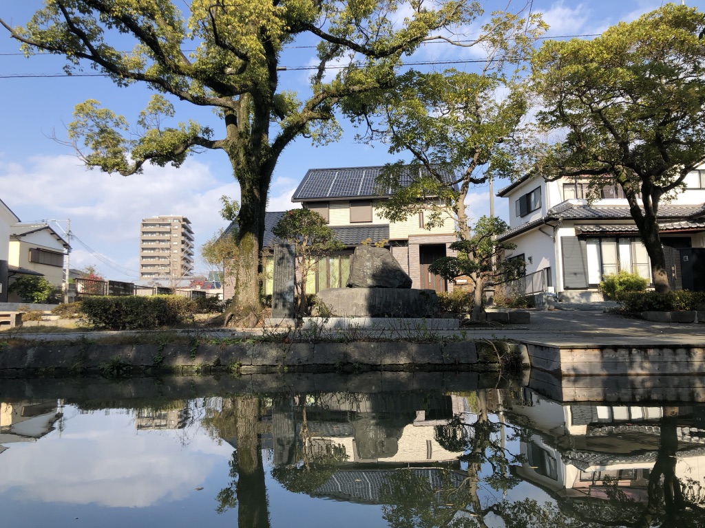 水面に映る家の画像
