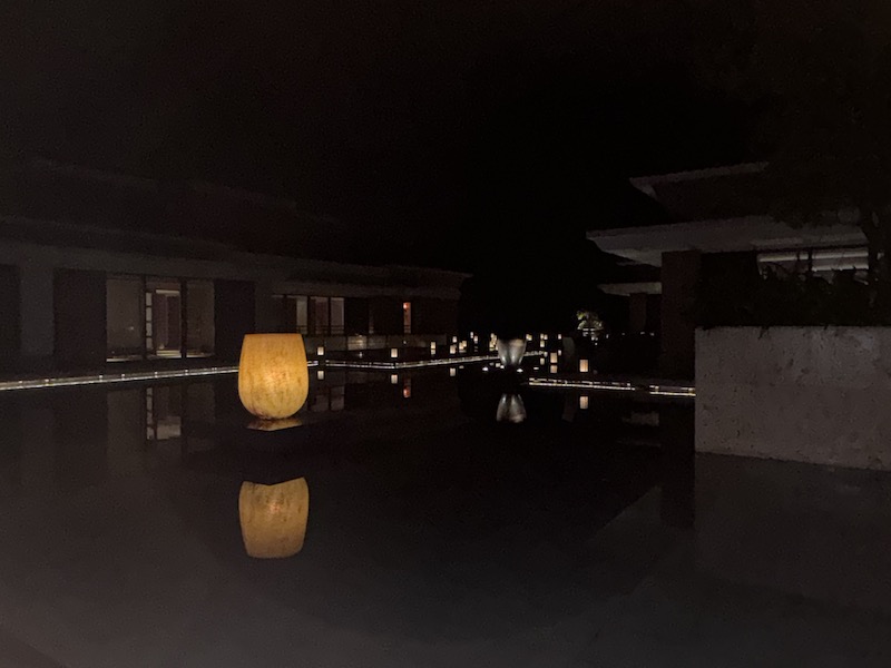 夜の水盤テラス